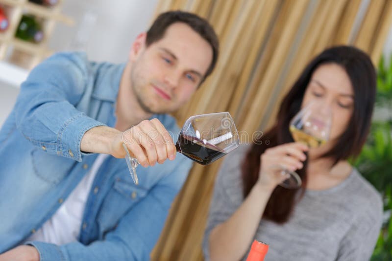Junge Paare mit Glaswein im Restaurant stockfotografie Junge Paare mit Glaswein im Restaurant stockfotografie