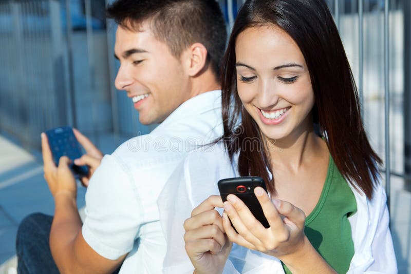 Junge Paare mit intelligentem Telefon stockbilder Junge Paare mit intelligentem Telefon stockbilder