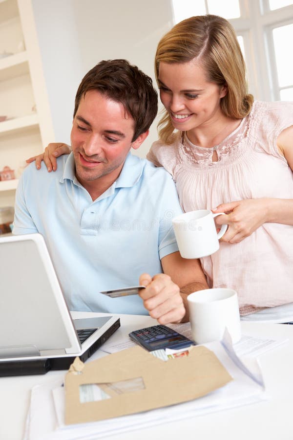 Junge Paare unter Verwendung der Kreditkarte auf dem Internet