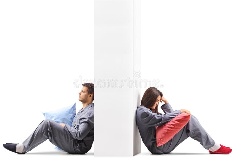 Junge Paare wütend an einander sitzend auf Gegenseiten eines wa stockbild Junge Paare wütend an einander sitzend auf Gegenseiten eines wa stockbild