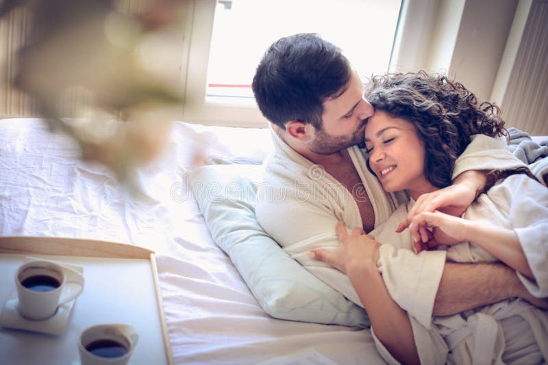 Junge Paare zur Morgenzeit Abschluss oben lizenzfreie stockfotografie Junge Paare zur Morgenzeit Abschluss oben lizenzfreie stockfotografie