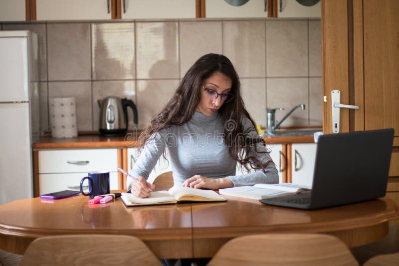 Junge Professorin bereitet sich auf ihren Online-Unterricht zu Hause vor stockfotografie