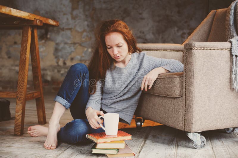 Junge readhead Studentenfrauenlernen- und -lesebücher lizenzfreie stockfotografie Junge readhead Studentenfrauenlernen- und -lesebücher lizenzfreie stockfotografie