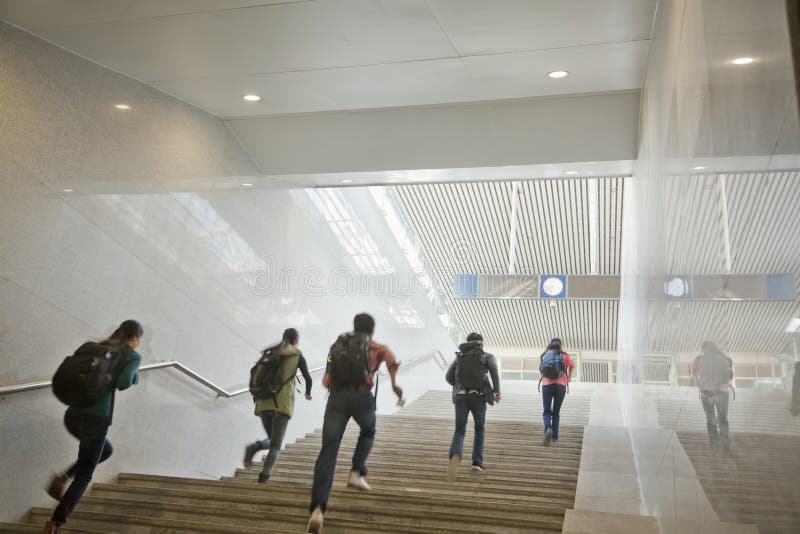 Junge Reisende, welche oben die Treppe laufen lassen stockbilder Junge Reisende, welche oben die Treppe laufen lassen stockbilder