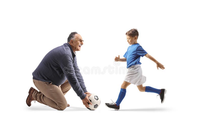 Junge rennen und reifen Mann knien und halten einen Fußball stockfotografie