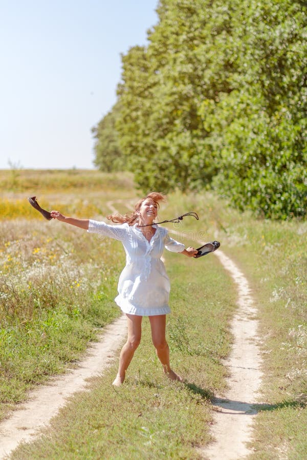 Junge Schonheit Die Barfuss In Gras Lauft Und Schuhe In Den Handen Halt Stockfoto Bild Von Gras Sommer 86978328