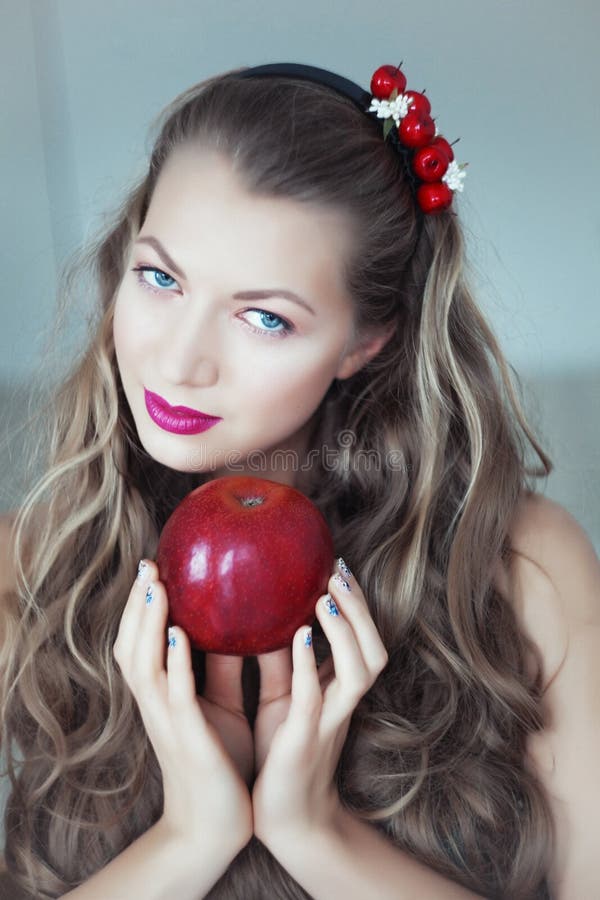 Junge Schonheit Mit Band Im Haar Und Apfel In Den Handen Stockfoto Bild Von Handen Apfel