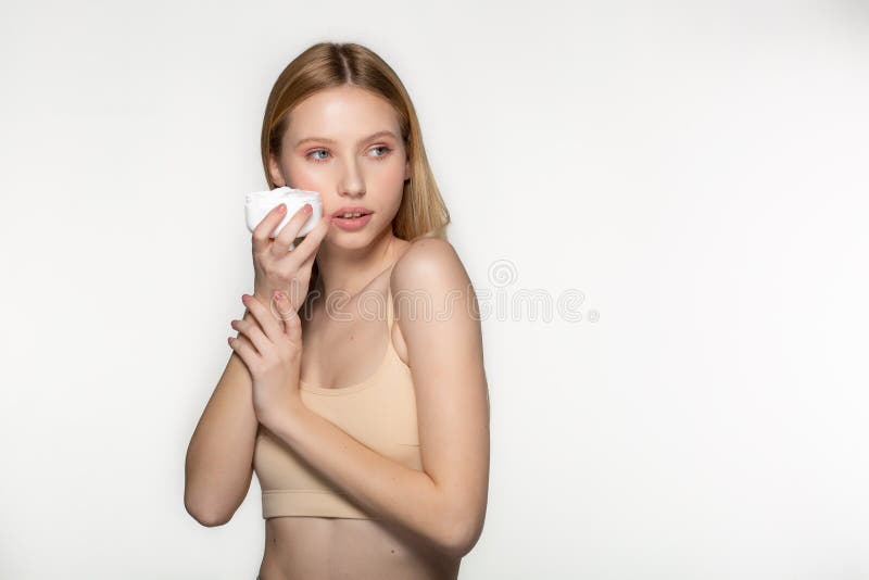 Junge Sch?nheit mit der sauberen frischen Haut, die weg schaut M?dchensch?nheits-Gesichtssorgfalt Cosmetology, Sch?nheit und Bade lizenzfreies stockbild Junge Sch?nheit mit der sauberen frischen Haut, die weg schaut M?dchensch?nheits-Gesichtssorgfalt Cosmetology, Sch?nheit und Bade lizenzfreies stockbild