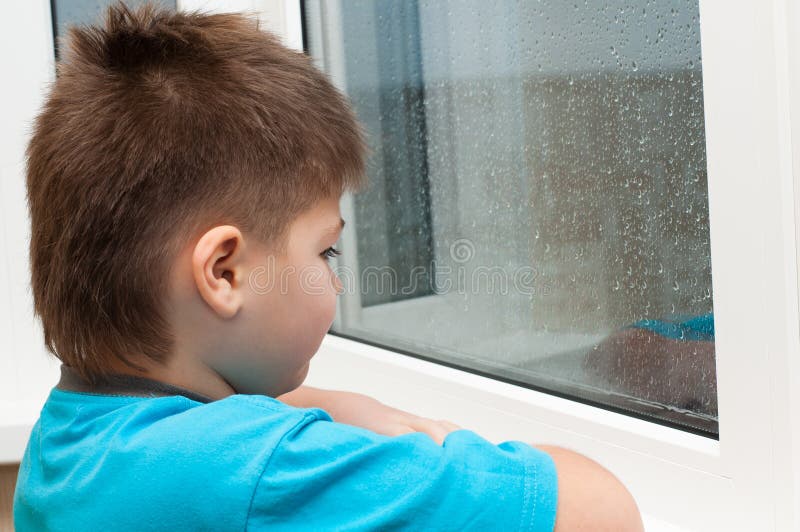 Junge Schaut Heraus Das Fenster Im Regen Und Ist Traurig