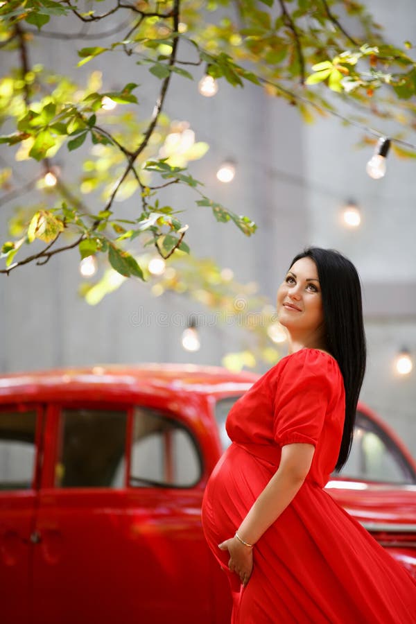 Junge schwangere Frau in einem Herbstgarten stockfoto Junge schwangere Frau in einem Herbstgarten stockfoto