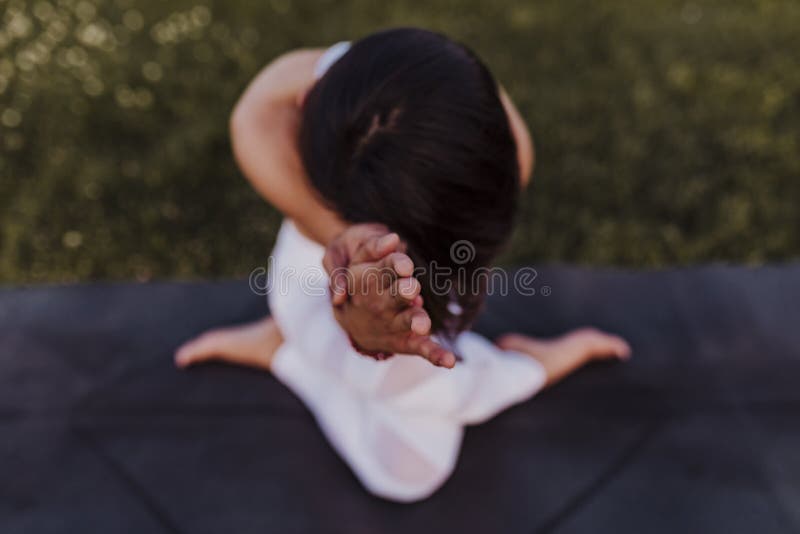 junge schöne asiatische Frau, die Yoga in einem Park bei Sonnenuntergang tut Yoga und gesundes Lebensstilkonzept Beschneidungspfa lizenzfreies stockfoto junge schöne asiatische Frau, die Yoga in einem Park bei Sonnenuntergang tut Yoga und gesundes Lebensstilkonzept Beschneidungspfa lizenzfreies stockfoto