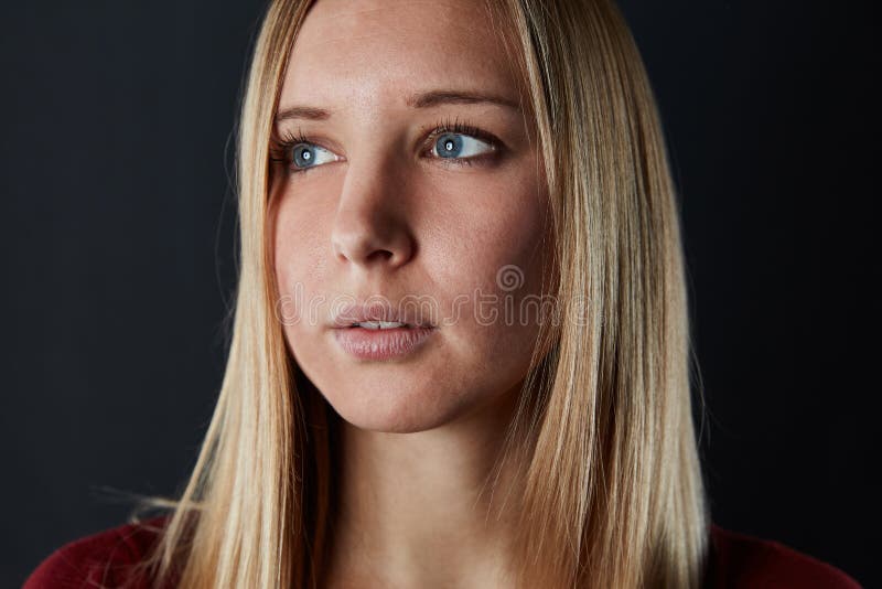 Junge schöne blonde Frau schaut zur Seite stockfotografie Junge schöne blonde Frau schaut zur Seite stockfotografie
