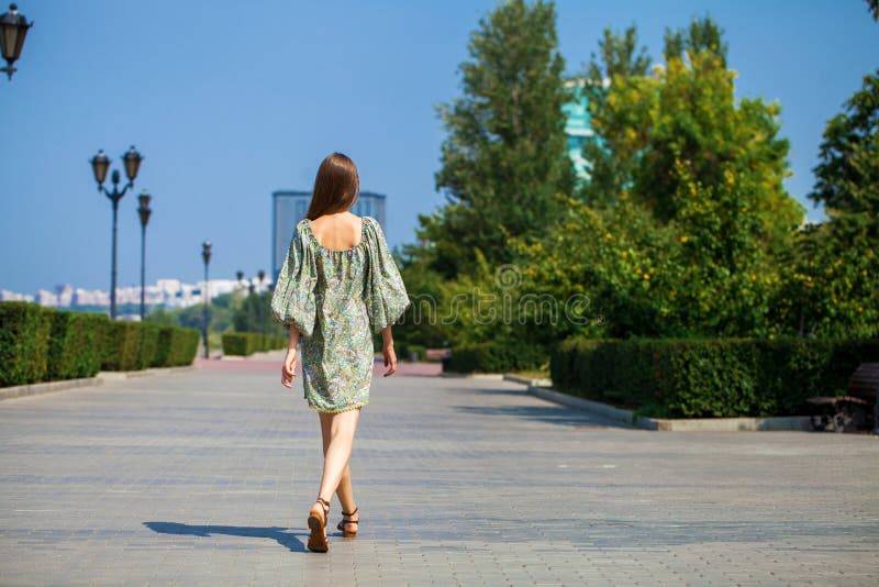 Junge schöne Brunette Frau in Kleidung stockfotos
