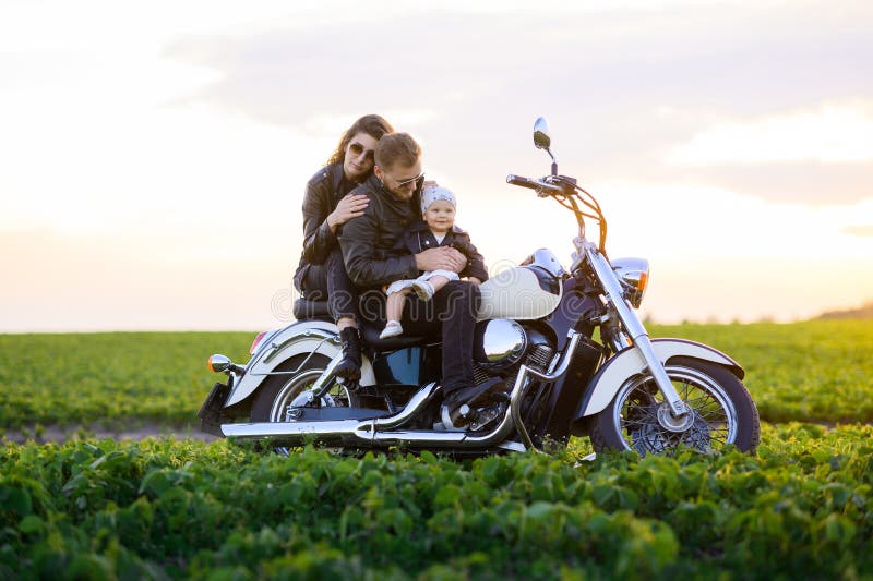 Junge schöne Familie Vater Mutter und kleine Tochter fahren Motorrad stockfoto