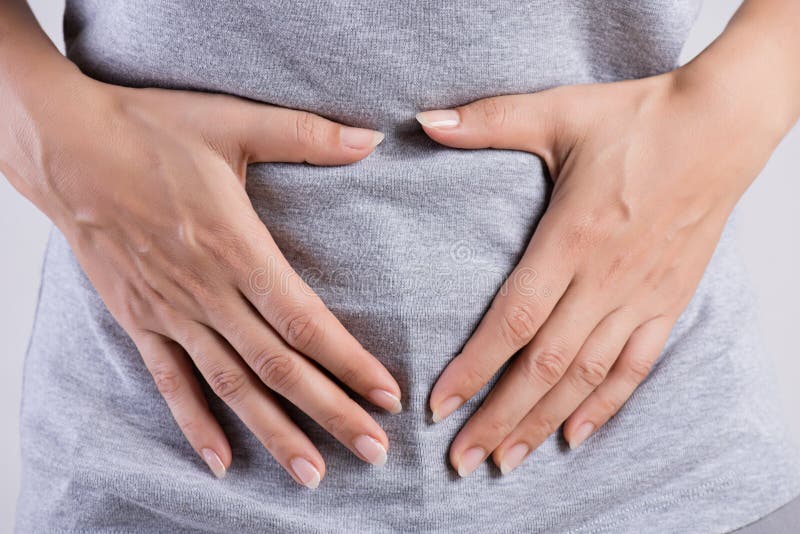 Junge schöne Frau mit schmerzhaften Bauchschmerzen Chronische Gastritis Bauchkonzept lizenzfreie stockfotografie Junge schöne Frau mit schmerzhaften Bauchschmerzen Chronische Gastritis Bauchkonzept lizenzfreie stockfotografie