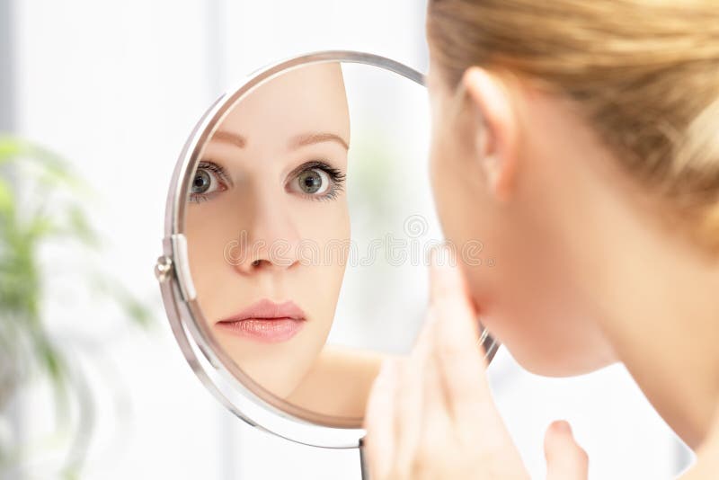 Junge schöne gesunde Frau und Reflexion im Spiegel stockfotografie Junge schöne gesunde Frau und Reflexion im Spiegel stockfotografie