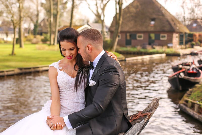 Junge schöne Paare auf einem Boot auf einem Fluss lizenzfreies stockbild Junge schöne Paare auf einem Boot auf einem Fluss lizenzfreies stockbild