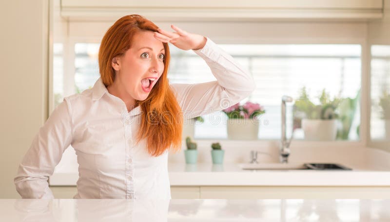 Junge schöne Rothaarigefrau zu Hause lizenzfreie stockfotografie Junge schöne Rothaarigefrau zu Hause lizenzfreie stockfotografie