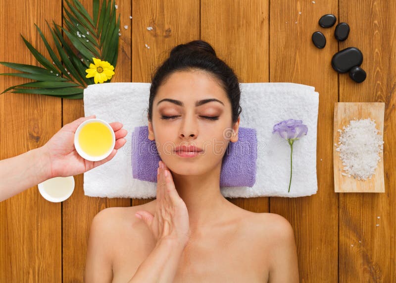 Junge Schönheit in der Aromabadekurort Wellnessmitte stockbild Junge Schönheit in der Aromabadekurort Wellnessmitte stockbild