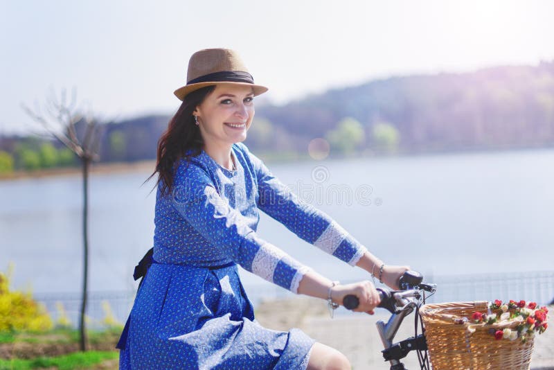 Junge Schönheit, die Fahrrad in einem Park fährt Aktive Leute stockfotos Junge Schönheit, die Fahrrad in einem Park fährt Aktive Leute stockfotos