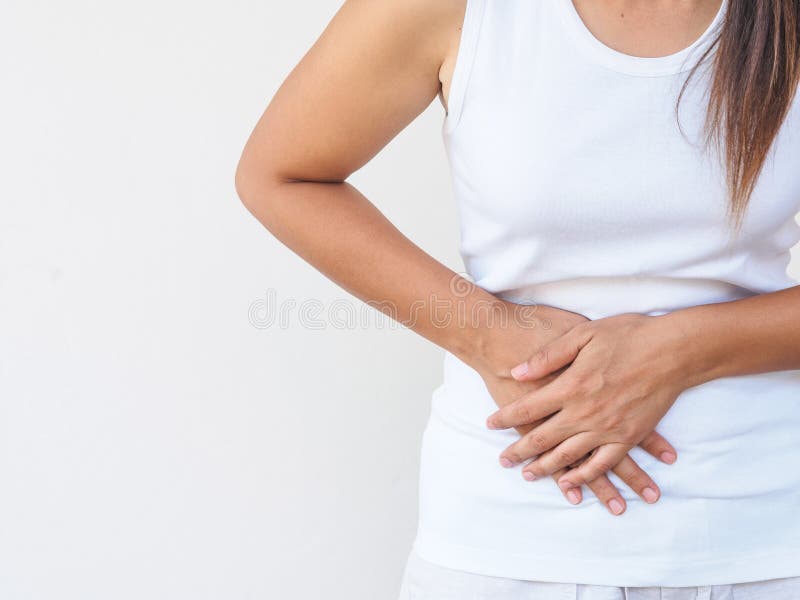 Junge Schönheit, die schmerzliche Magenschmerzen auf weißem backgr hat stockfotos Junge Schönheit, die schmerzliche Magenschmerzen auf weißem backgr hat stockfotos