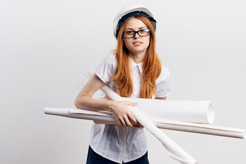Junge Schönheit in einem Sturzhelm hält Pläne auf weißem Hintergrund, Ingenieur, Erbauer stockfoto Junge Schönheit in einem Sturzhelm hält Pläne auf weißem Hintergrund, Ingenieur, Erbauer stockfoto