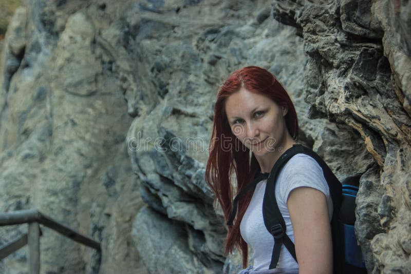Junge Schönheit kampierender stehender naher Felsen im Freien in Samaria, Kreta stockbilder Junge Schönheit kampierender stehender naher Felsen im Freien in Samaria, Kreta stockbilder
