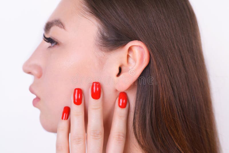 Junge Schönheit mit der perfekten Haut, die ihr Ohr berührt cosmet lizenzfreies stockfoto Junge Schönheit mit der perfekten Haut, die ihr Ohr berührt cosmet lizenzfreies stockfoto