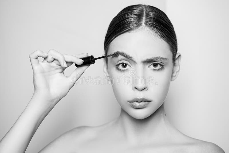 Junge Schönheit tut natürliches Brauenmake-up Porträt des Mädchens mit glattem Berufsmake-up und perfektem Gesunden stockbilder