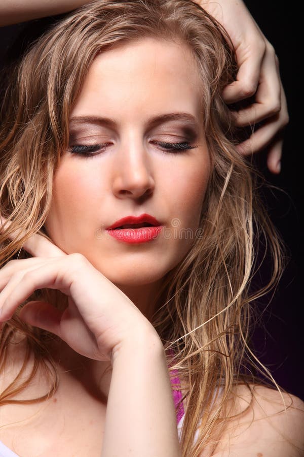 Junge Sexy Nackte Frau Warf Nasses Auf Wasserstudio Stockfoto Bild