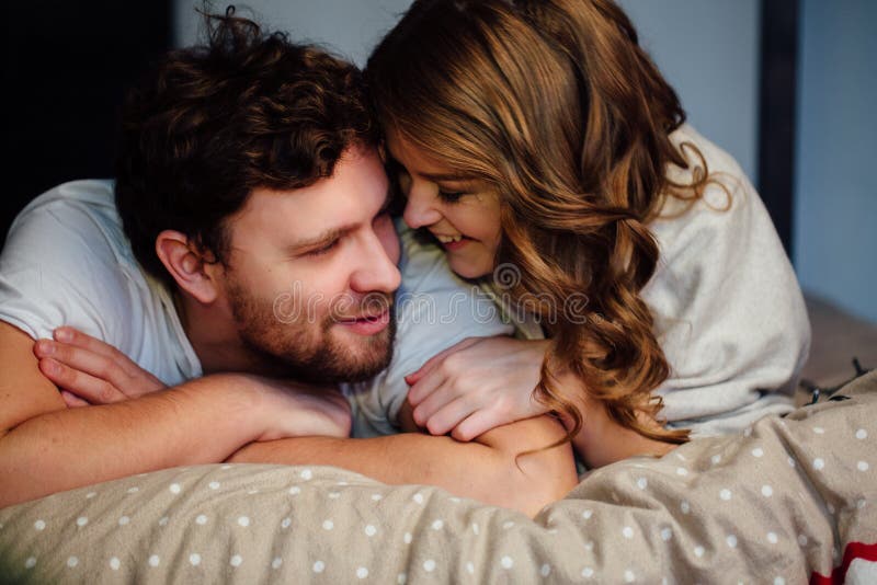 Junge Sexy Paare In Der Liebe Die Im Bett Im Hotel Oben Umfassend Auf Weißen Blättern