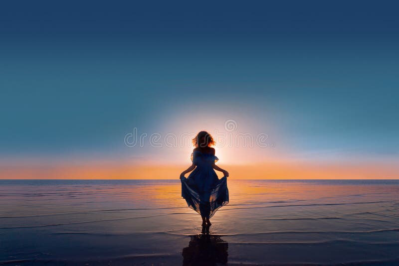 Junge Silhouette, die bei Sonnenuntergang auf dem Wasser spaziert