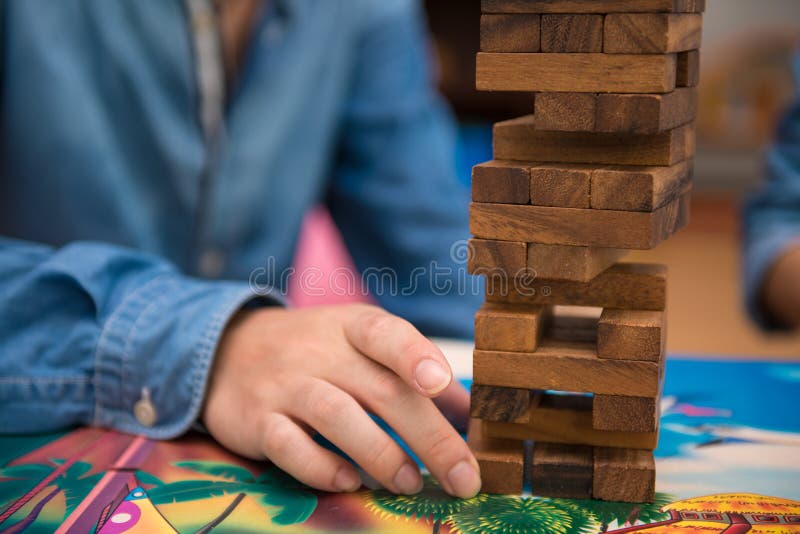Junge spielen jenga Holzspiel stockbild Junge spielen jenga Holzspiel stockbild