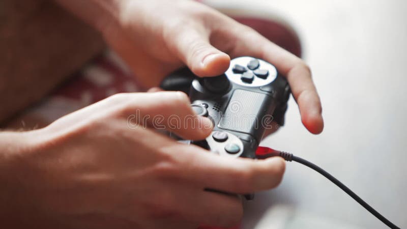 Junge Spieler Gamer-Mann-Hände, die Videospiele auf Konsole mit Steuerknüppel spielen