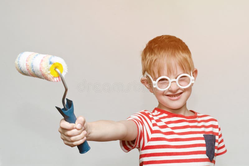 Junge spielt im Anstreicher Porträt Rolle für das Malen stockbild Junge spielt im Anstreicher Porträt Rolle für das Malen stockbild