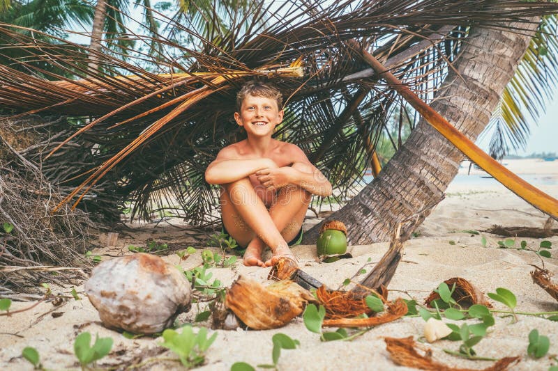 Junge spielt in Robinzon auf tropischem Strand in der Hütte von Niederlassungen lizenzfreie stockfotografie Junge spielt in Robinzon auf tropischem Strand in der Hütte von Niederlassungen lizenzfreie stockfotografie