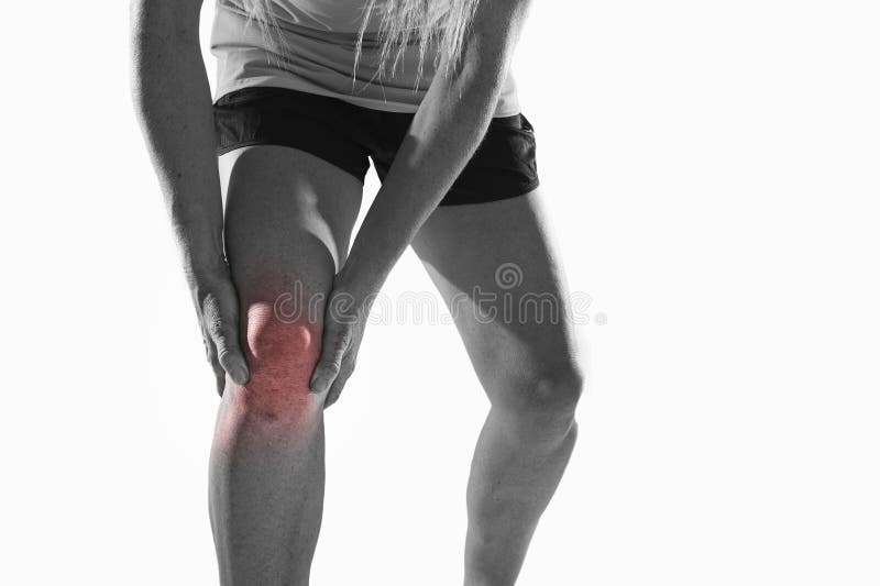 Junge Sportfrau mit den starken athletischen Beinen, die Knie mit den Händen in leidender Ligamentverletzung der Schmerz halten lizenzfreies stockfoto Junge Sportfrau mit den starken athletischen Beinen, die Knie mit den Händen in leidender Ligamentverletzung der Schmerz halten lizenzfreies stockfoto