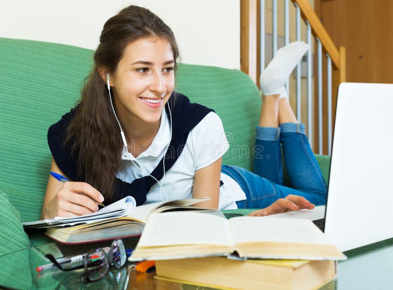 Junge Studentenstudie zu Hause lizenzfreie stockbilder Junge Studentenstudie zu Hause lizenzfreie stockbilder