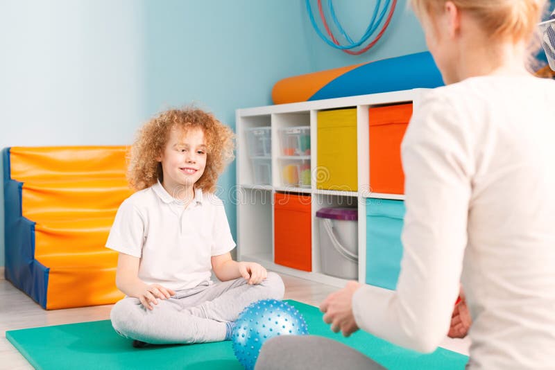 Junge und Frau, die mit einem Ball spielen lizenzfreie stockfotos Junge und Frau, die mit einem Ball spielen lizenzfreie stockfotos
