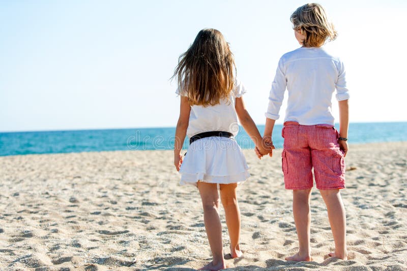 Junge und Mädchen, die Meer betrachten. lizenzfreie stockfotos Junge und Mädchen, die Meer betrachten. lizenzfreie stockfotos