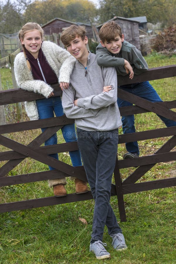 Junge und Mädchen-Kinder und Jugendlicher im Garten lizenzfreie stockfotos Junge und Mädchen-Kinder und Jugendlicher im Garten lizenzfreie stockfotos