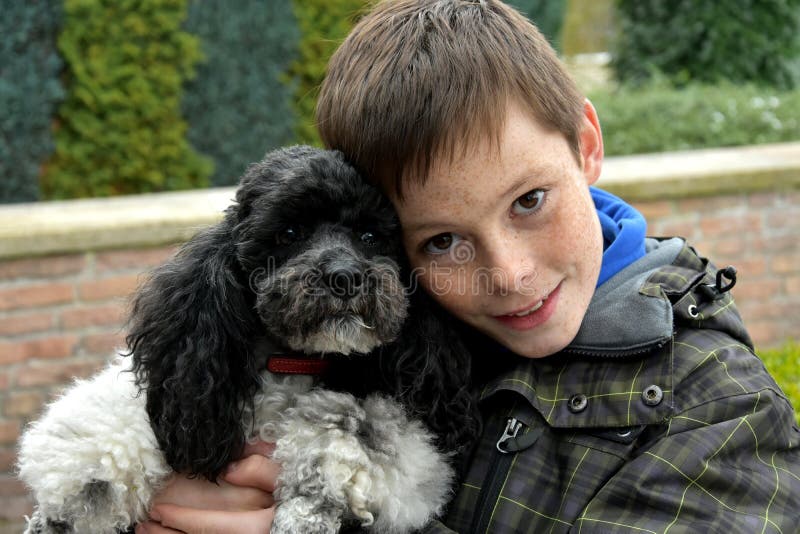 Junge und sein Hund stockbild. Bild von frontseite, kette 65373609