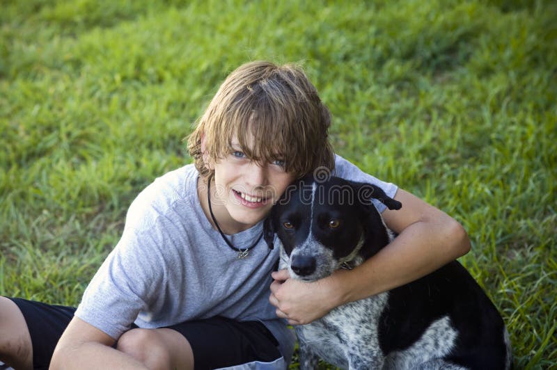 Junge und sein Hund lizenzfreies stockfoto Junge und sein Hund lizenzfreies stockfoto