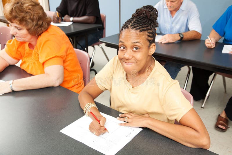 Junge untaugliche Frau in der Hochschule lizenzfreie stockfotografie Junge untaugliche Frau in der Hochschule lizenzfreie stockfotografie