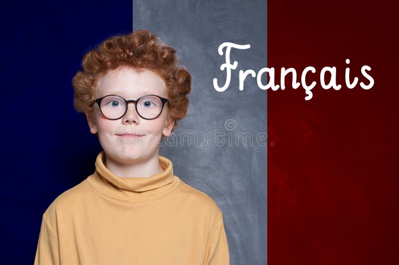Junge Junge unter französischer Flagge mit französischer Aufschrift. Konzept Bildung und Ausbildung in Frankreich lizenzfreie stockbilder