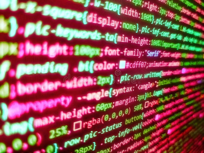 Junge Unternehmensmannschaft, die mit dem Start arbeitet. Datenverschlüsselungssicherheitscode auf einem Computerbildschirm. Varia lizenzfreie stockfotografie