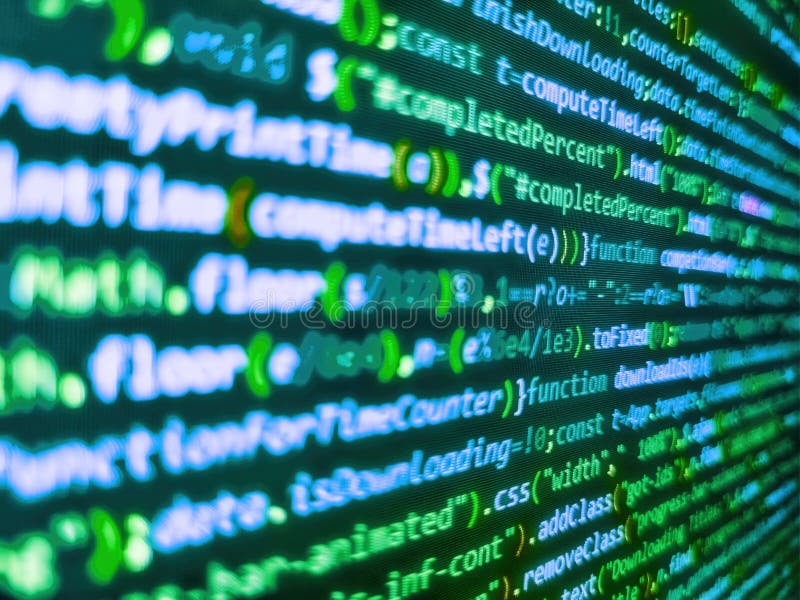 Junge Unternehmensmannschaft, die mit dem Start arbeitet. Datenverschlüsselungssicherheitscode auf einem Computerbildschirm. Varia lizenzfreie stockfotos