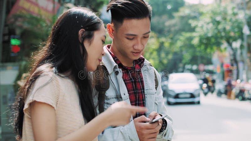 Jungvietnamesisches Paar beim Handy