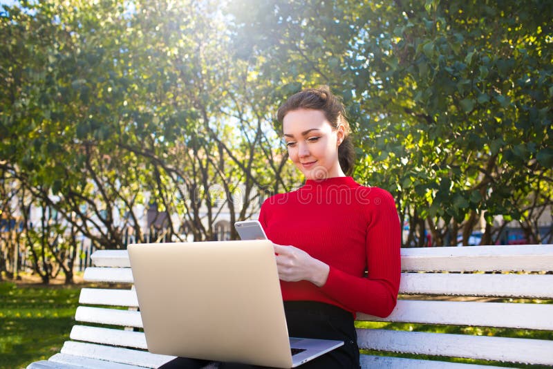 Junge wunderschöne Frau in modischen Gelegenheitskleidesms am Handtelefon lizenzfreies stockbild