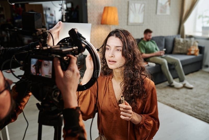 Junge wunderschöne weibliche Mode-Modell Werbung neuen Band Mascara stockfotos